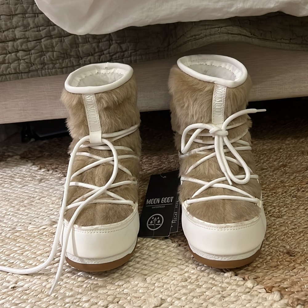 Size 5 moon boots! Never been worn, tags still attached. Style no longer sold.